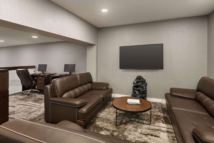 Business Center 27 of 29