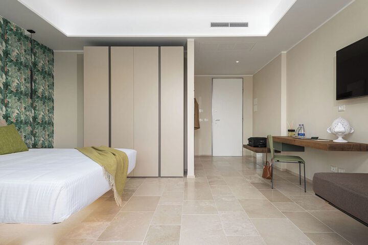 Room 6 of 82