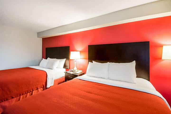 1 Queen Bed (13 of 17)