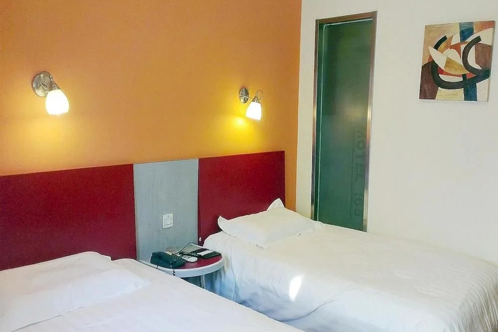 Room 5 of 11