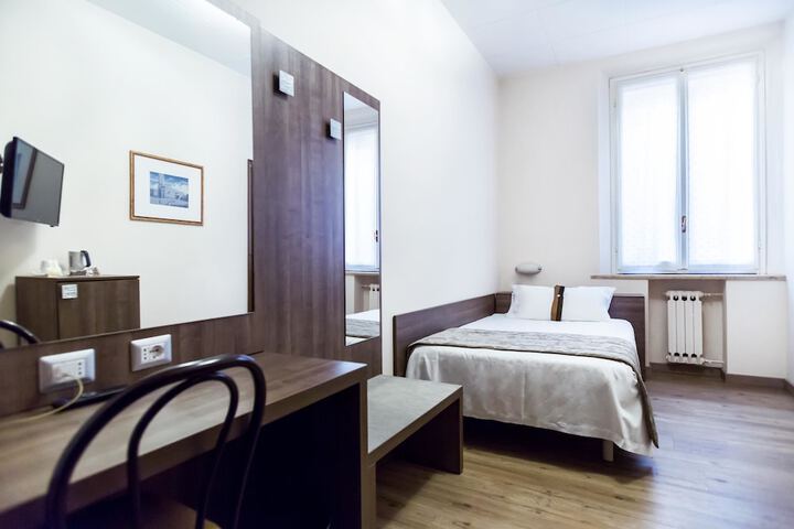Room 11 of 28