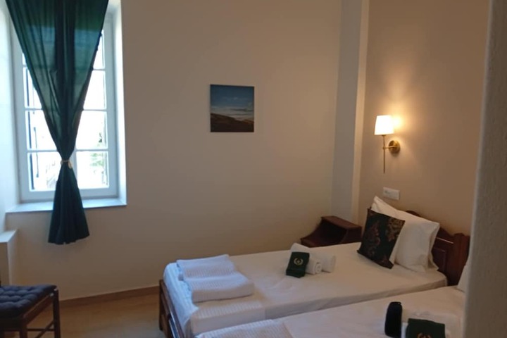 Room 13 of 77