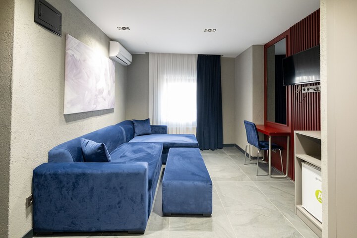 Room 27 of 49