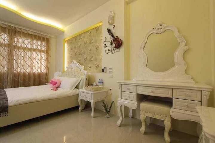 Room 25 of 28