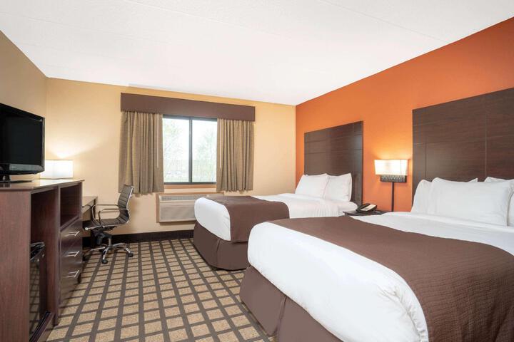 2 Queen Beds (10 of 10)