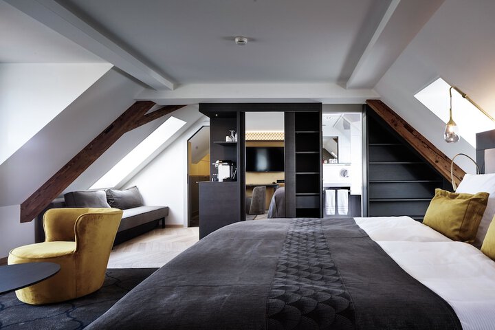 Room 64 of 102