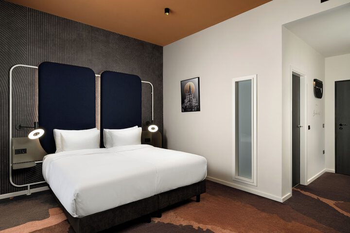 Room 8 of 170