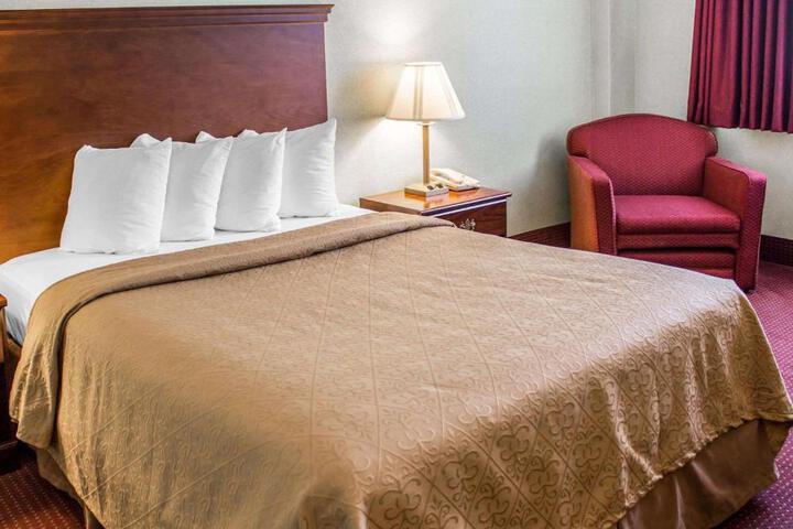 1 Queen Bed (14 of 16)