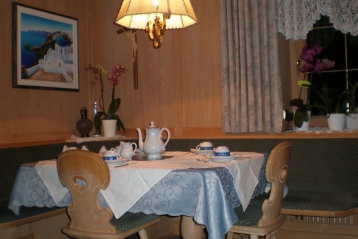 Dining 8 of 9