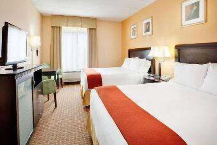 1 Queen Bed Accessible Room (5 of 8)