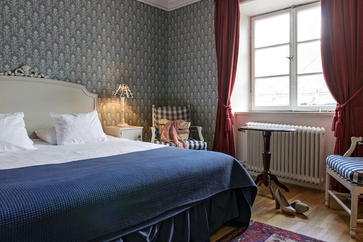 Room 8 of 33