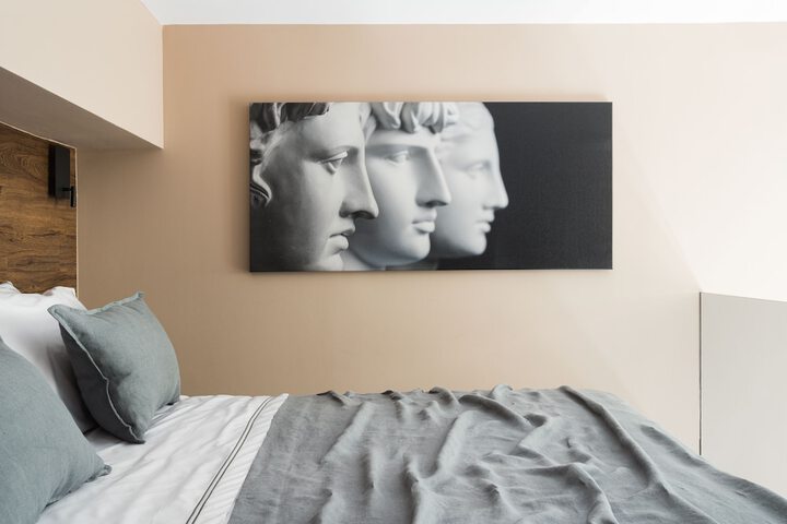 Room 11 of 102