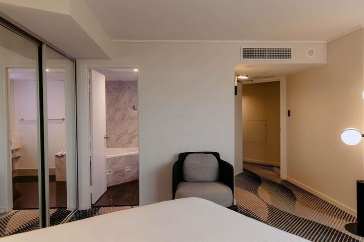 Room 33 of 107