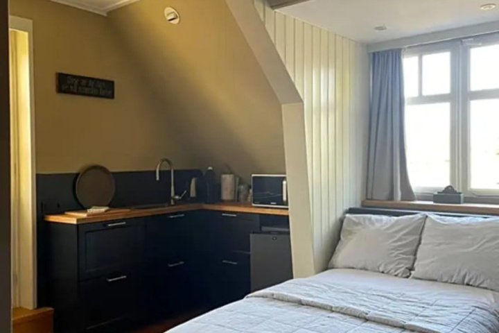 Room 6 of 10