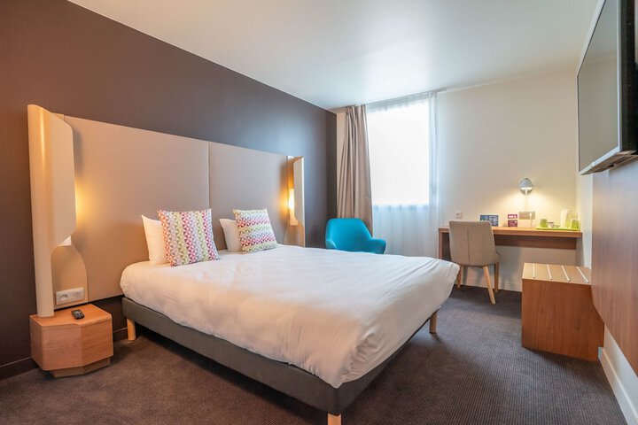Room 8 of 33