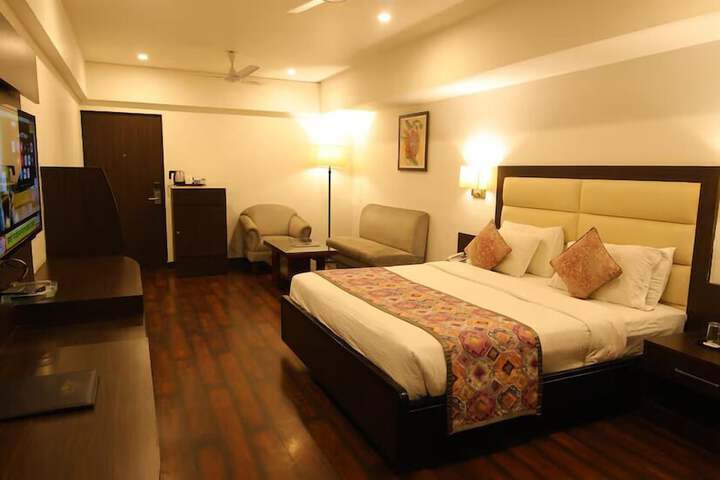 Room 13 of 38