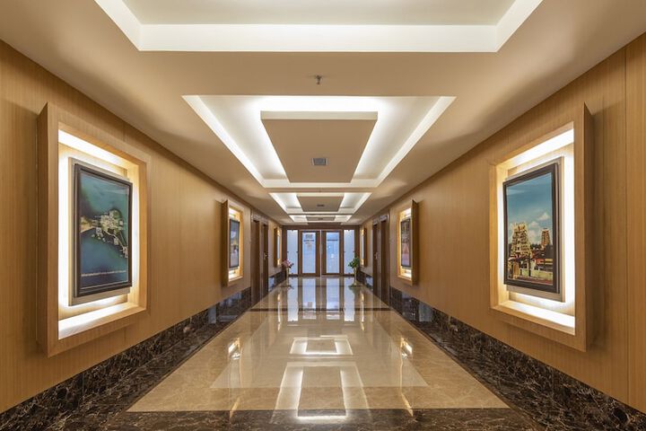 Ballroom/Hall 32 of 42