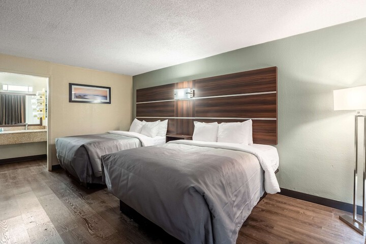2 Queen Beds (6 of 6)