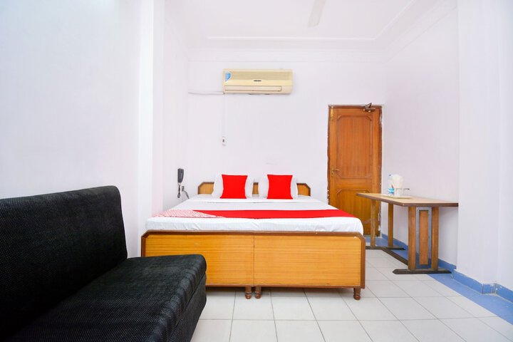 Room 6 of 10