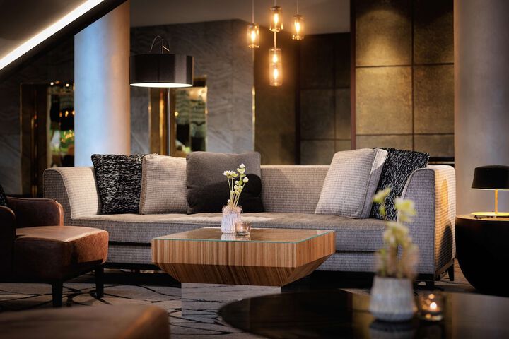 Entrance & Lobby
