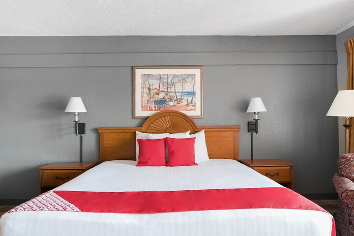 1 King Bed (5 of 8)