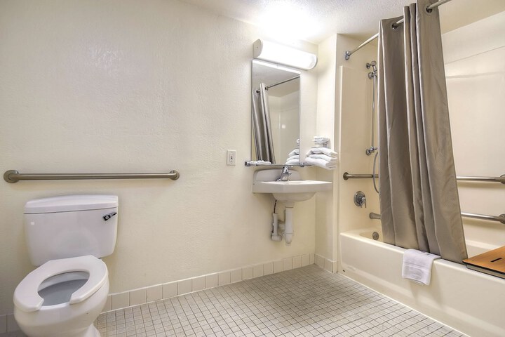 Double Room Disability Accessible (3 of 10)