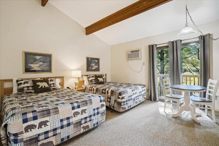 Image of Cedarbrook Standard Hotel Room 204