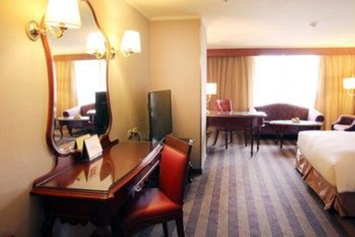 Room 13 of 36