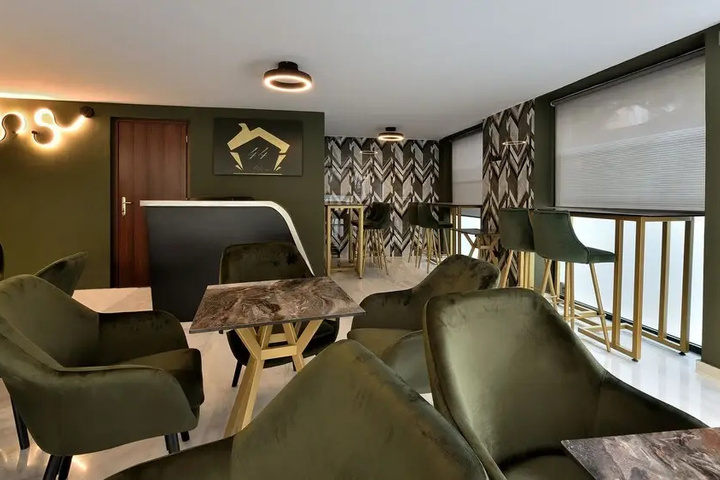 Room 10 of 16