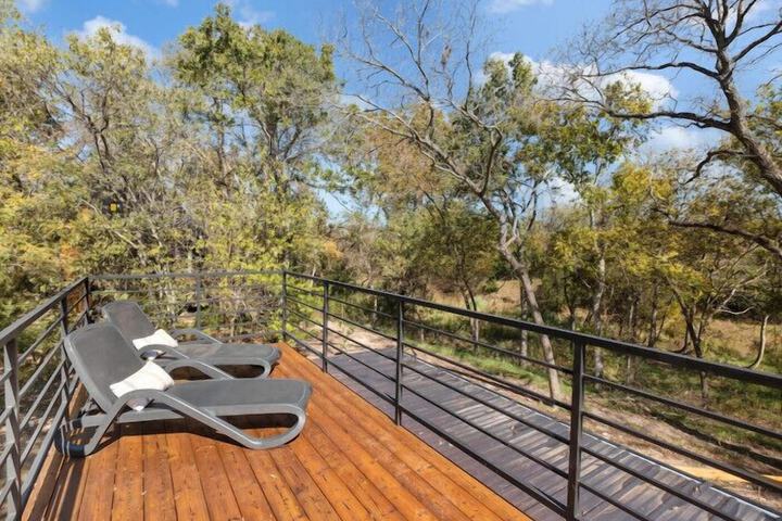 Hotel Exterior 294 of 303