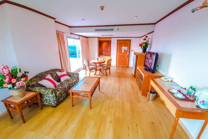 Room 9 of 33