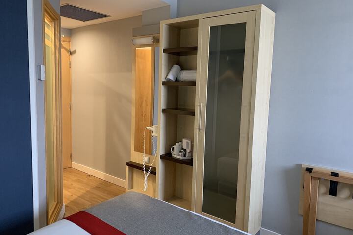 Room 4 of 40