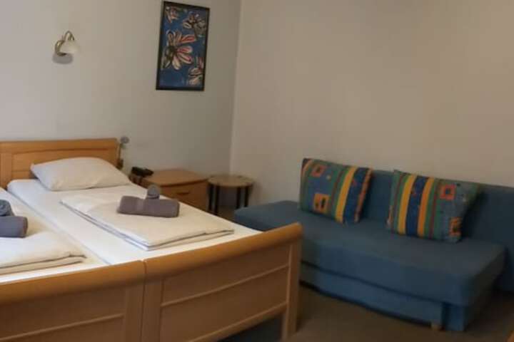 Room 4 of 25