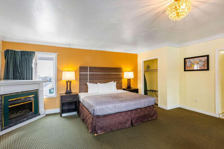 1 King Bed Accessible (11 of 16)