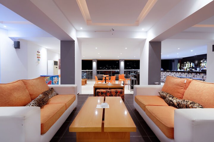 Lounge 98 of 126