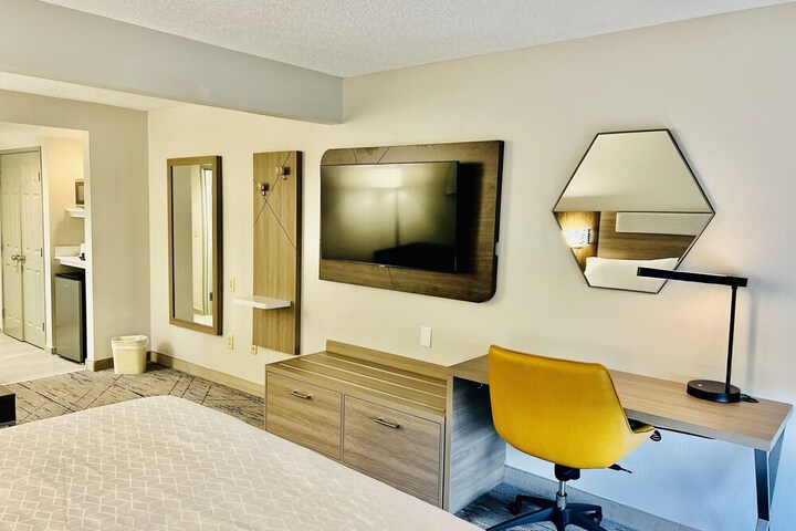 1 Queen Bed (2 of 6)