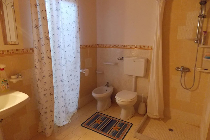 Room 8 of 18