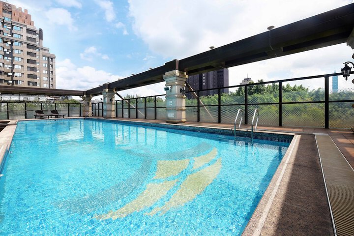 Hotel Pool