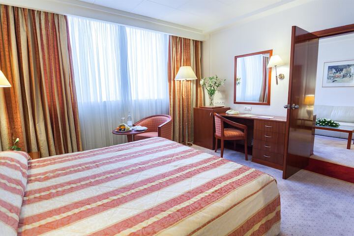 Room 10 of 31