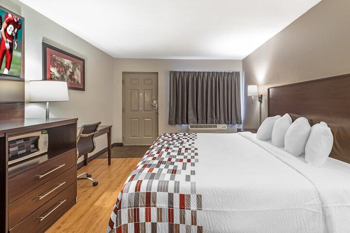 Deluxe King Bed (11 of 25)