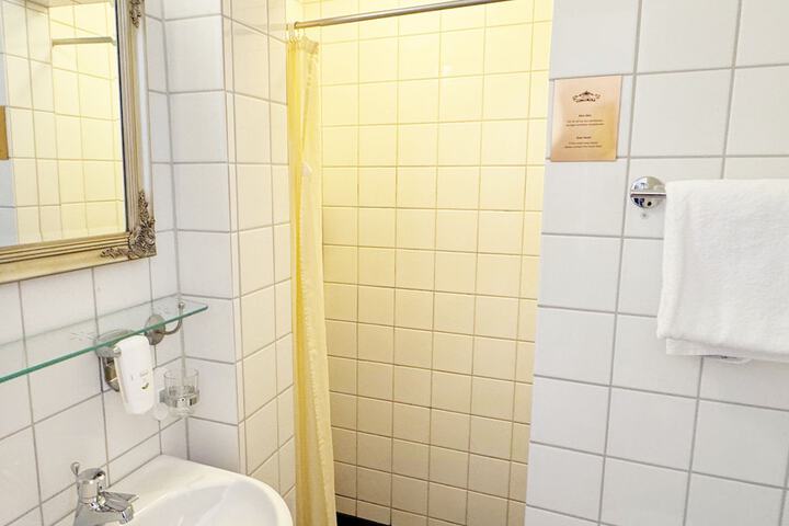 Room 44 of 212