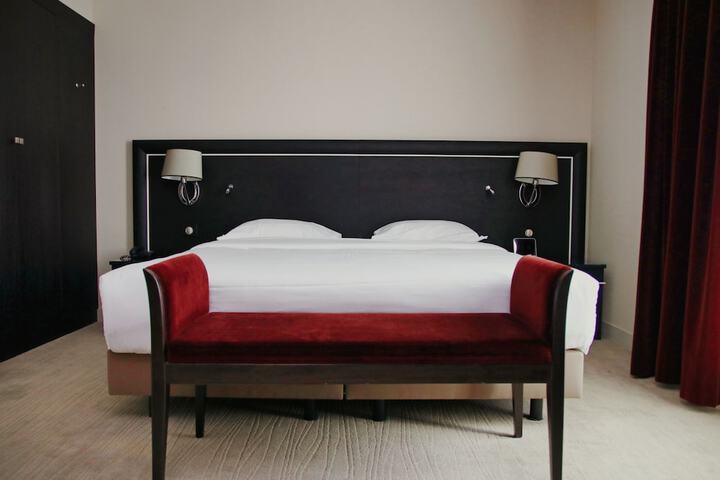 Room 13 of 37