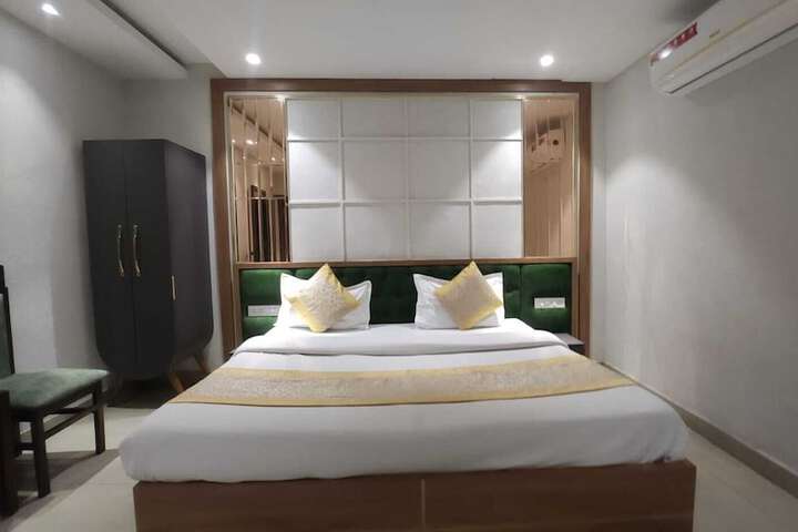 Room 32 of 50