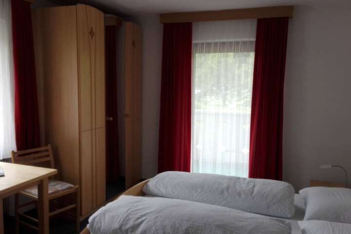 Room 8 of 83