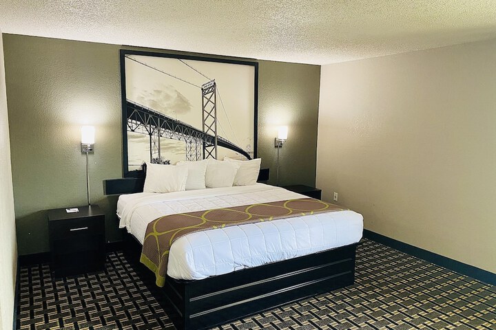 1 King Bed (5 of 5)