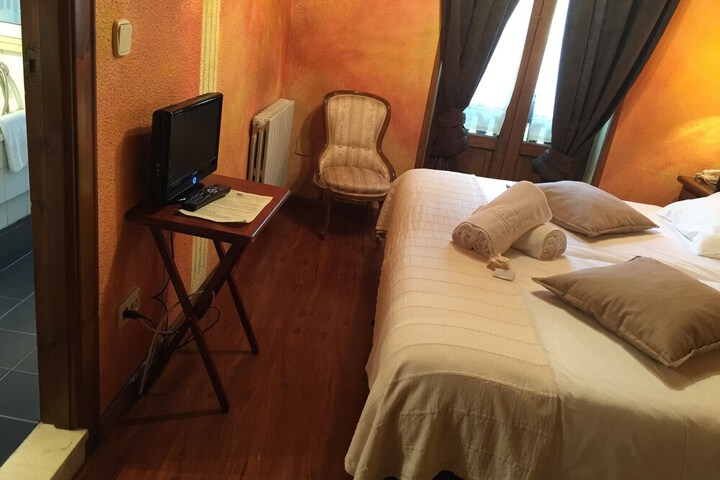 Room 3 of 65