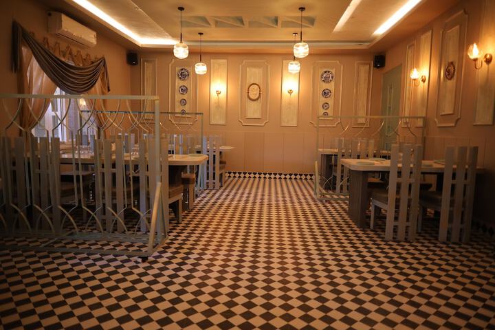 Dining 42 of 76