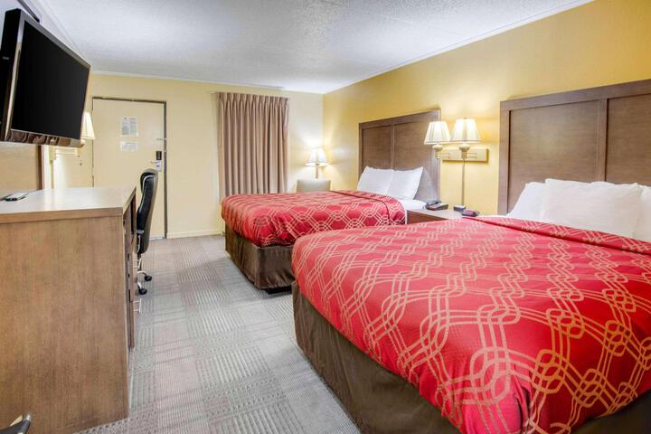 2 Queen Beds (5 of 6)