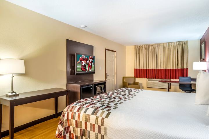 Deluxe King Bed (7 of 11)