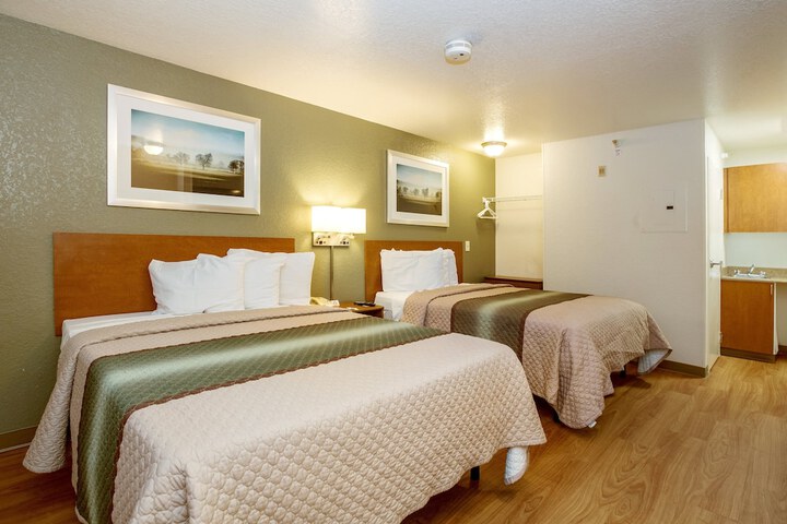 Studio Queen Bed (2 of 11)